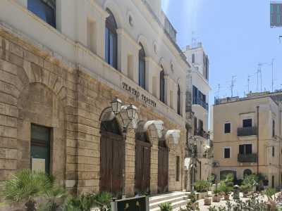 Lasciamo la piazza e imbocchiamo via Alfieri fino a giungere in largo Teatro